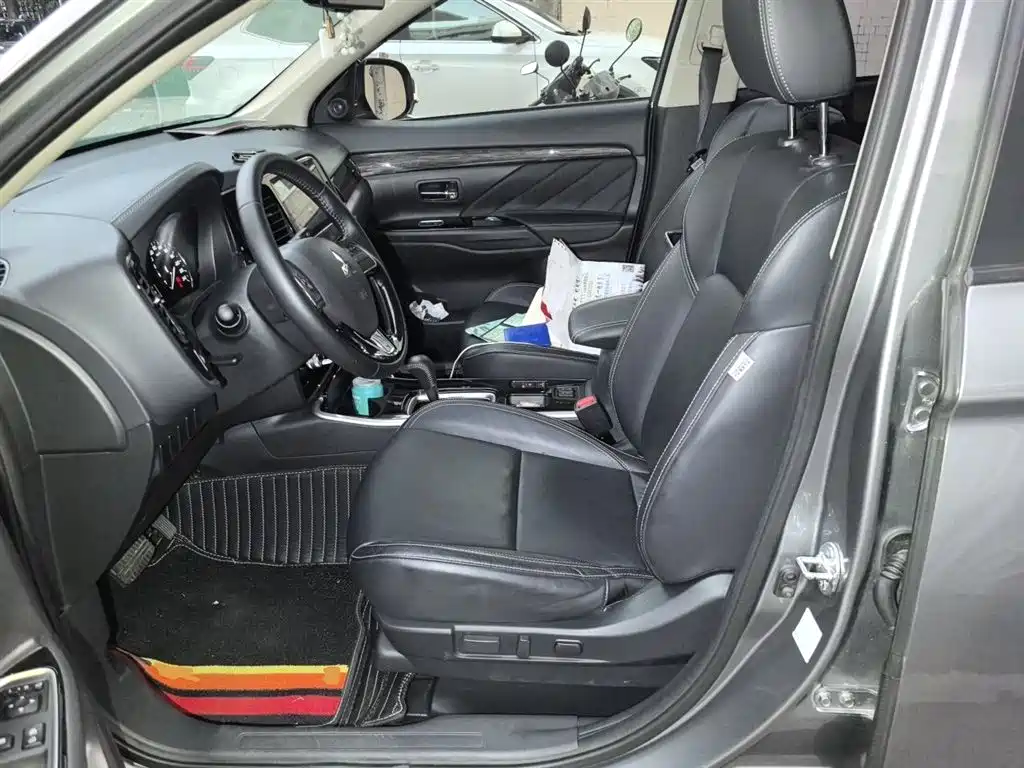 Mitsubishi Outlander 2020 — фото 11