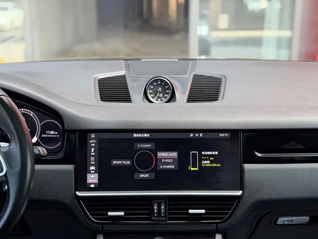 Porsche Cayenne Hybrid 2019 — фото 13