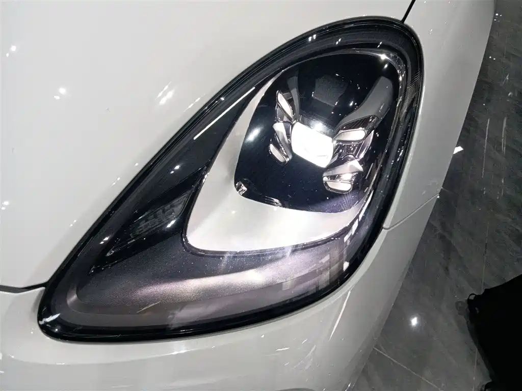 Porsche Cayenne Hybrid 2021 — фото 18