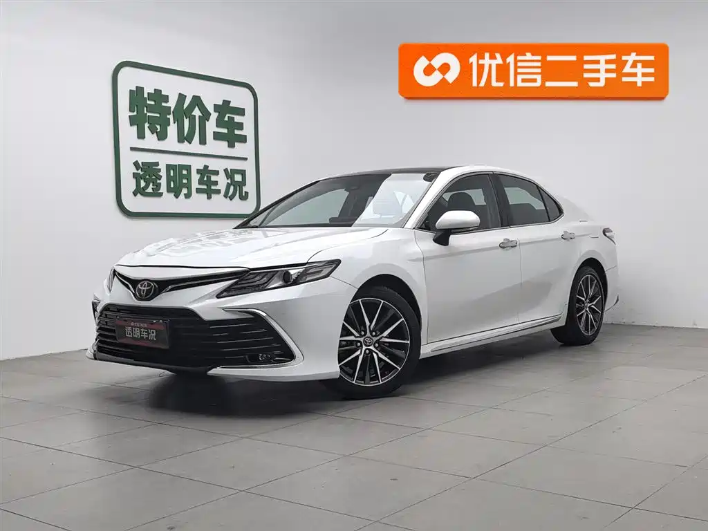 Toyota Camry 2023 — фото 1