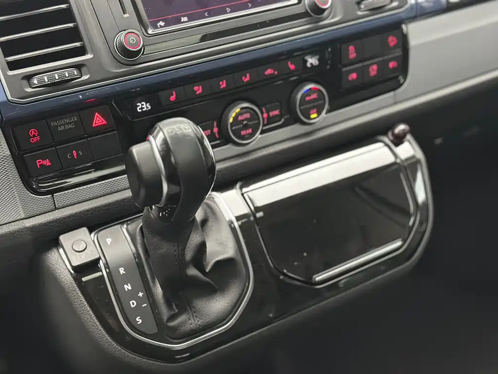 Volkswagen Multivan 2018 — фото 25