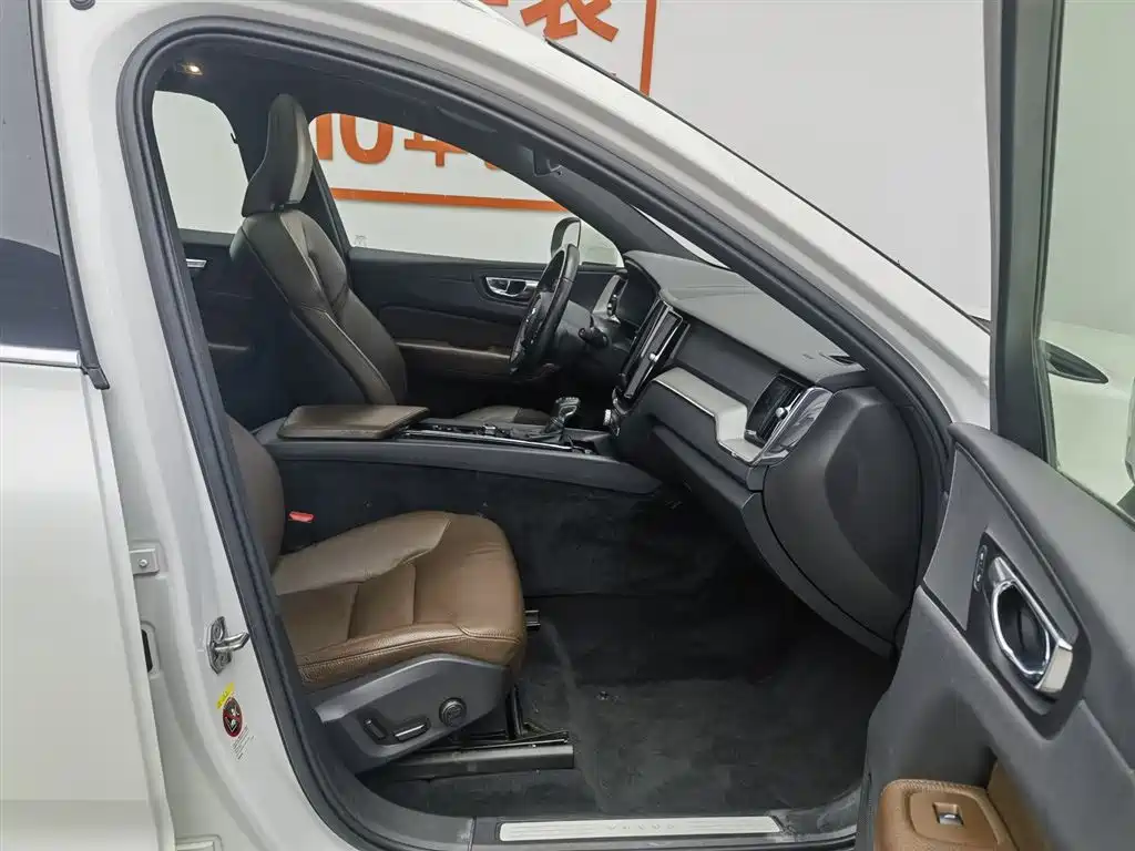 Volvo XC60 2020 — фото 23