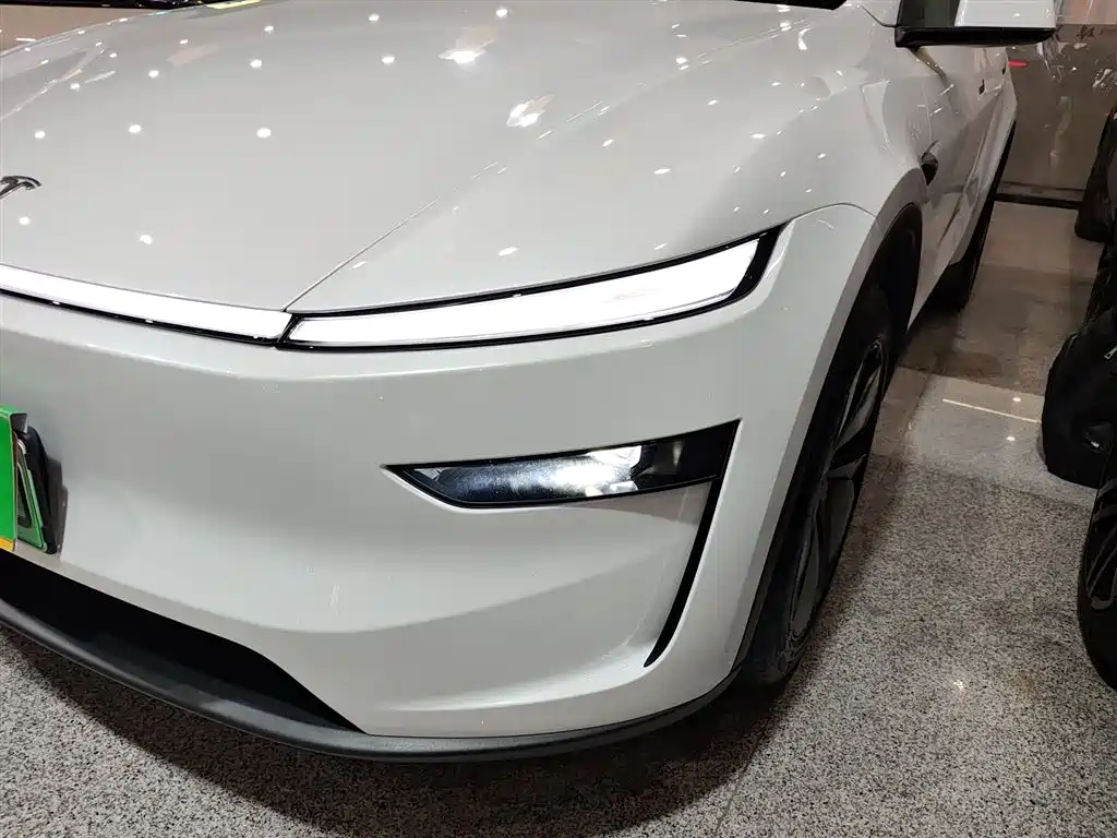 Tesla Model Y 2025 — фото 18