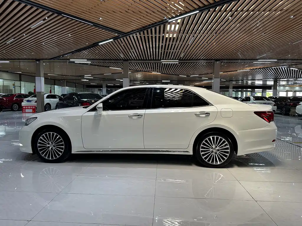 Toyota Crown 2018 — фото 4