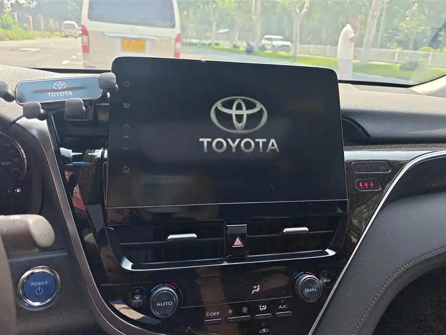Toyota Camry 2023 — фото 13