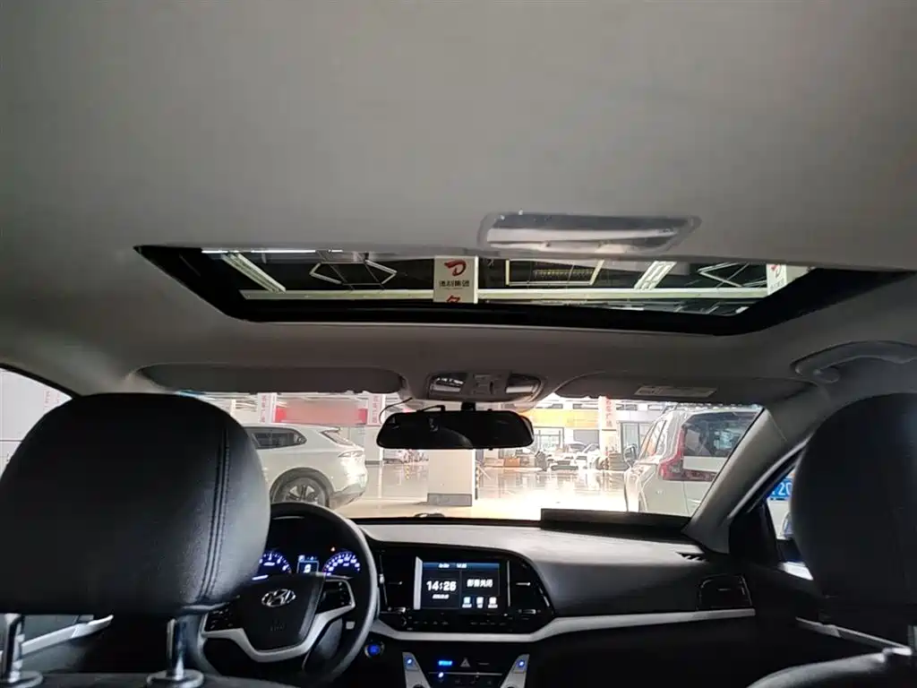 Hyundai Elantra 2017 — фото 18