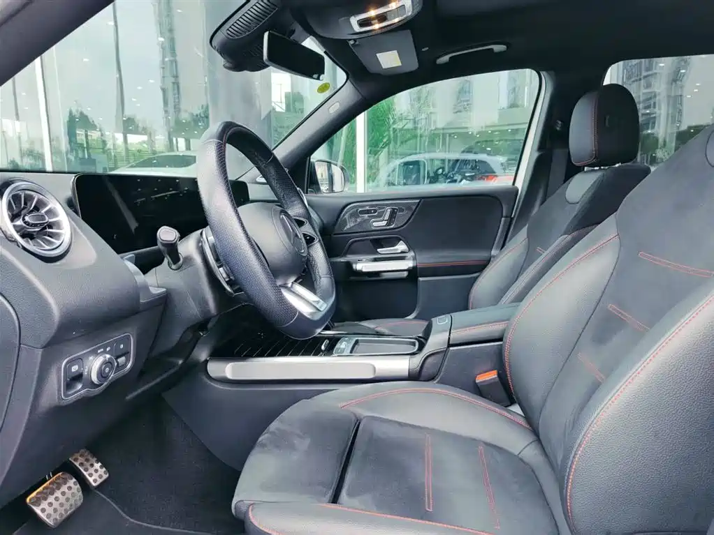 Mercedes-Benz GLB AMG 2025 — фото 10