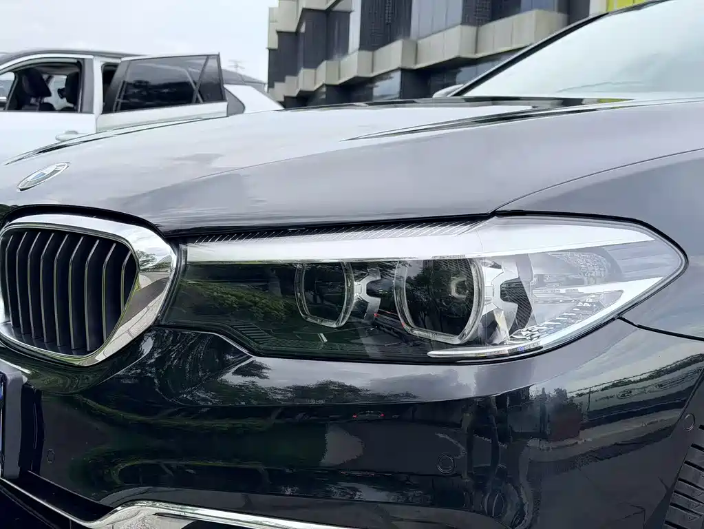 BMW 5 Series 2019 — фото 9