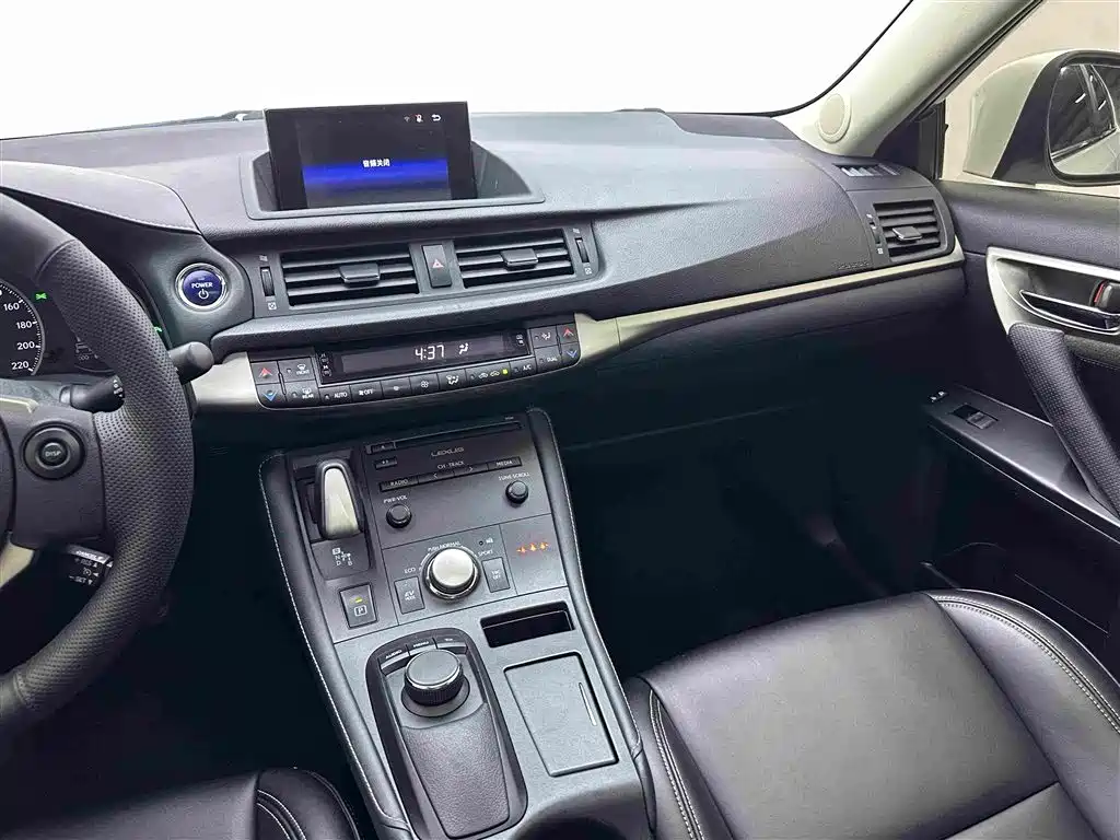 Lexus CT 2017 — фото 14