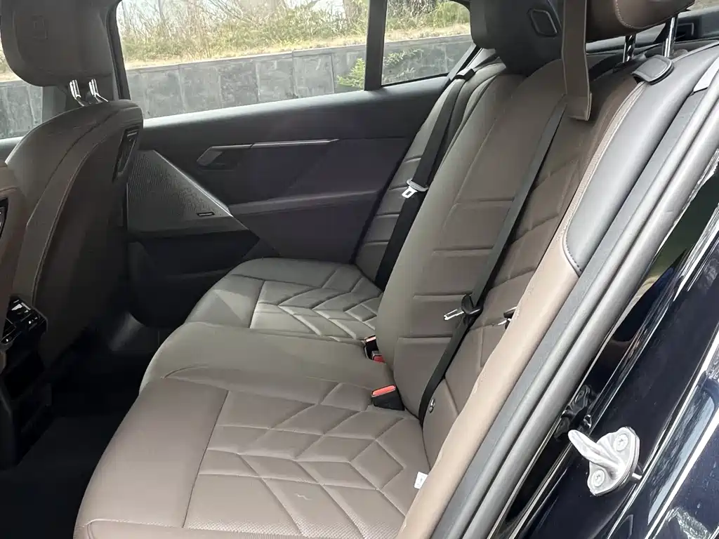 BMW 5 Series 2025 — фото 18