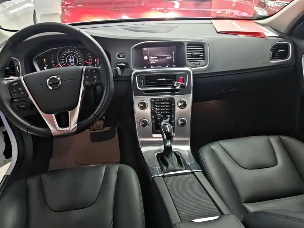 Volvo S60 2019 — фото 10