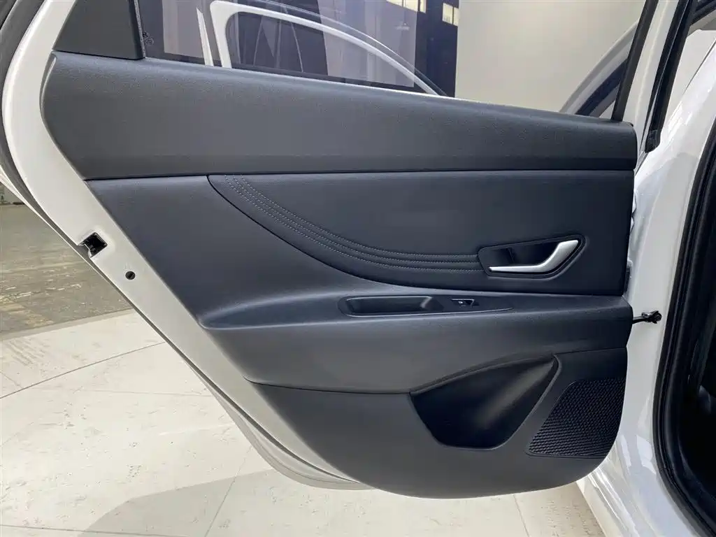 Hyundai Elantra 2023 — фото 9