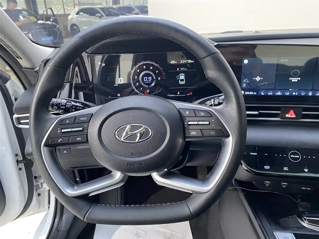 Hyundai Elantra 2023 — фото 3