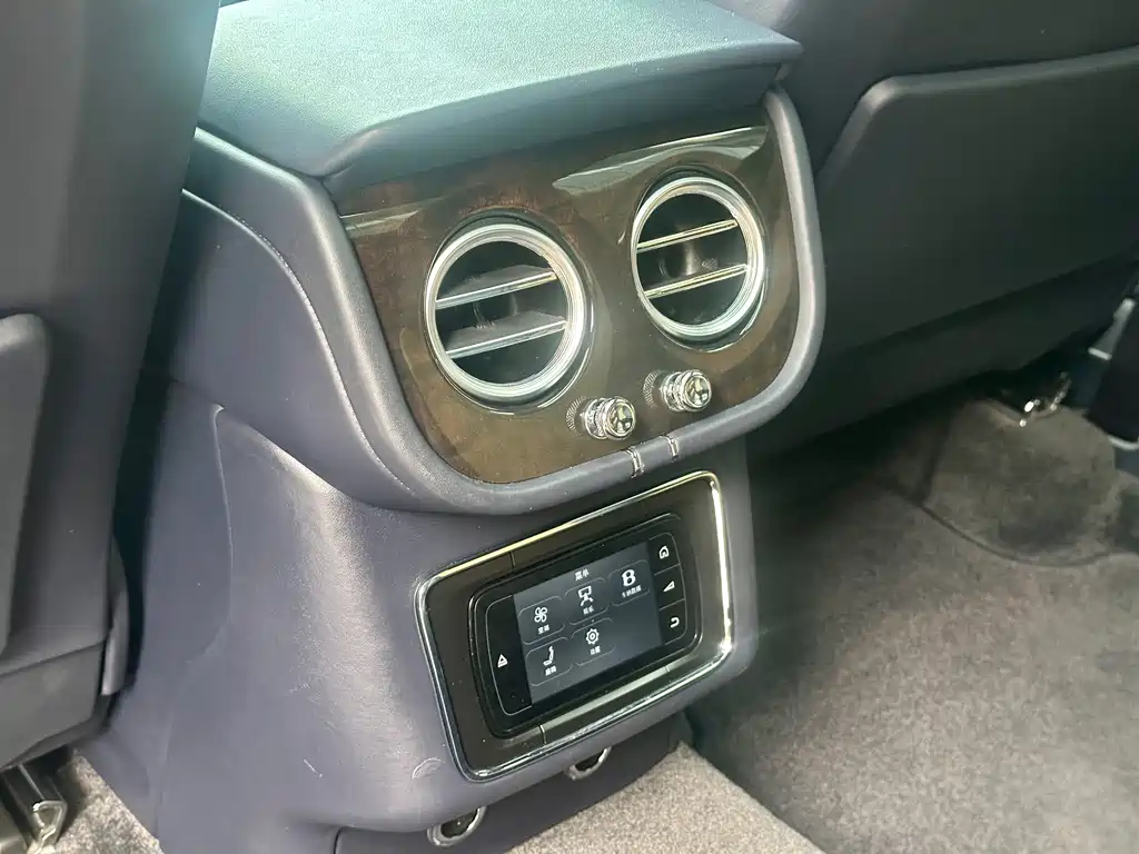 Bentley Bentayga 2018 — фото 16