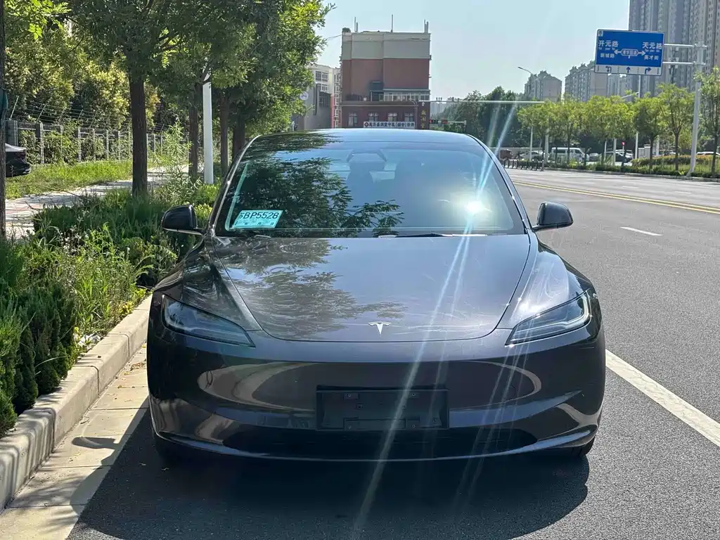 Tesla Model 3 2024