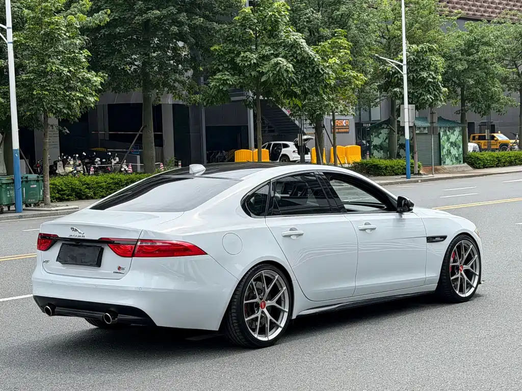 Jaguar XF 2017 — фото 6