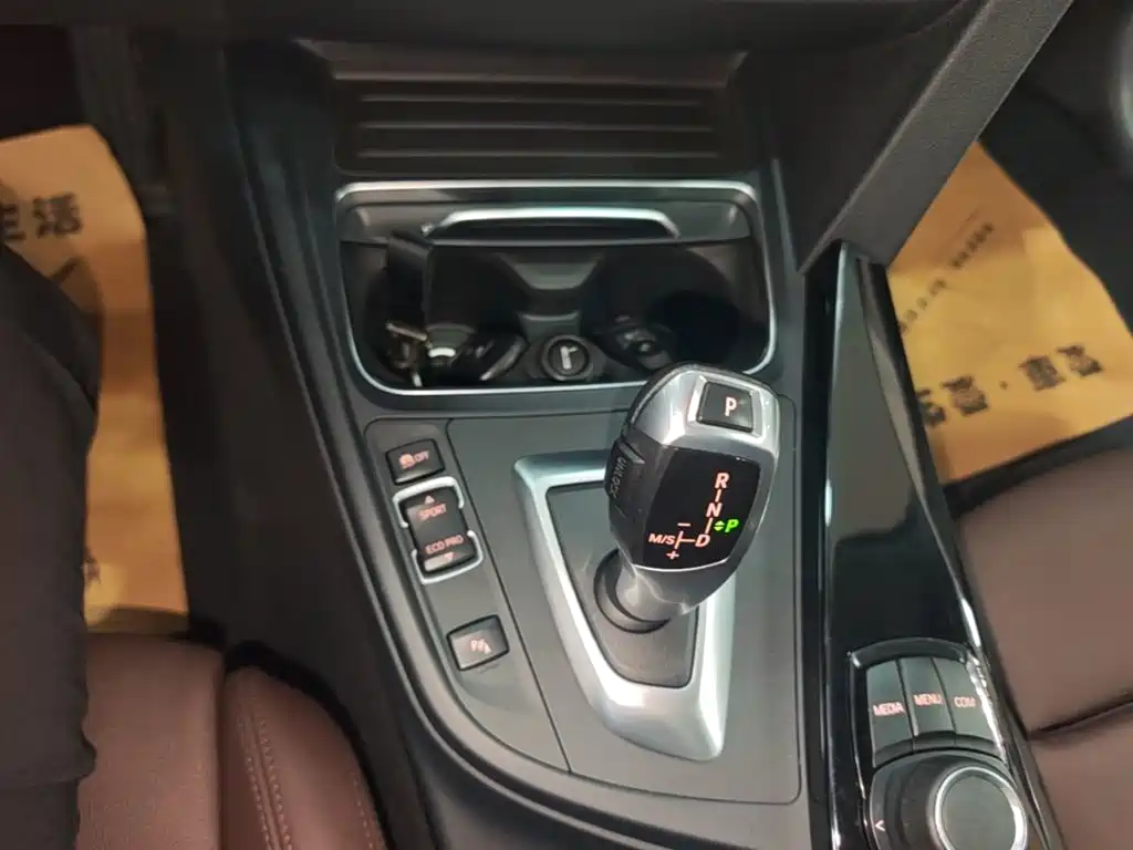 BMW 3 Series 2018 — фото 14