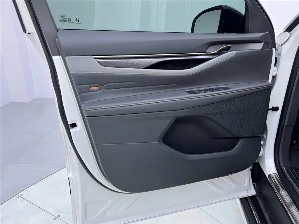 Ford Edge 2023 — фото 17