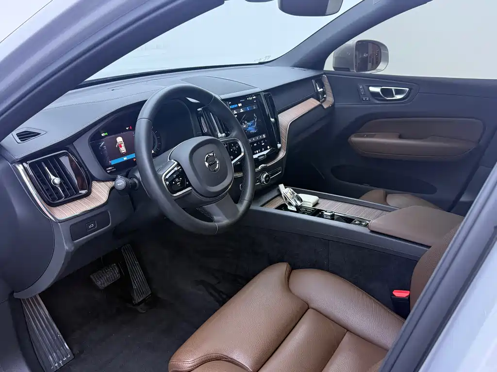 Volvo XC60 2022 — фото 8
