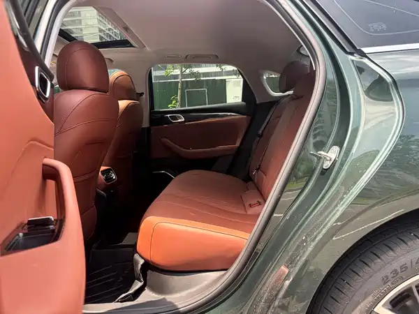 Geely Emgrand 2025