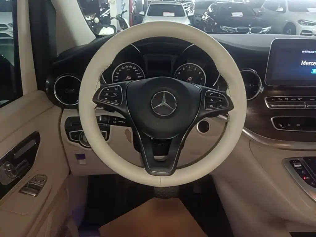 Mercedes-Benz V-Class 2022 — фото 11
