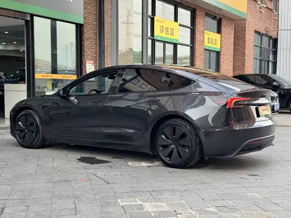 Tesla Model 3 2024
