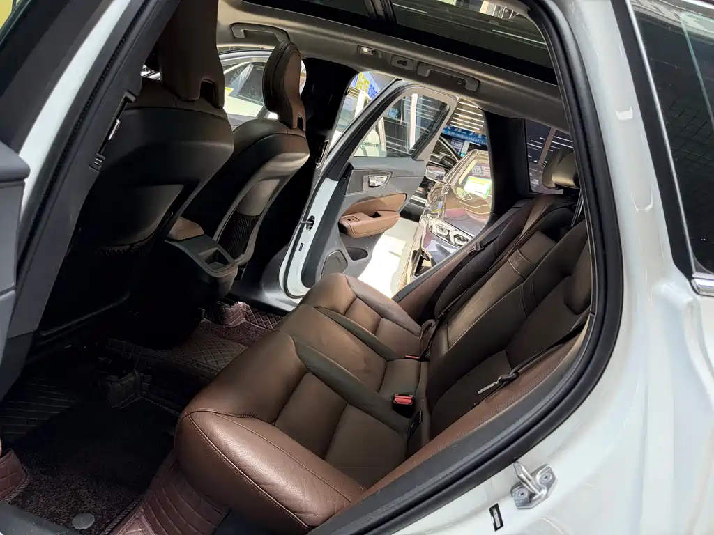 Volvo XC60 2018 — фото 12