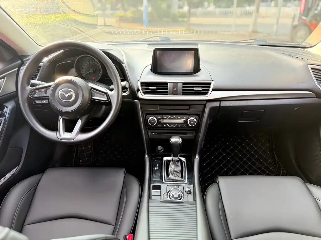 Mazda 3 Axela 2019 — фото 10