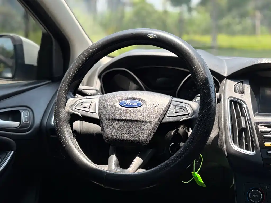 Ford Focus 2016 — фото 17