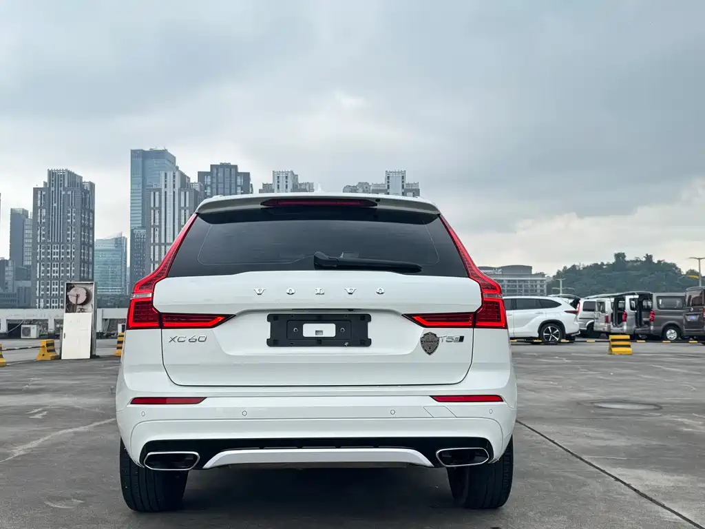 Volvo XC60 2018 — фото 13
