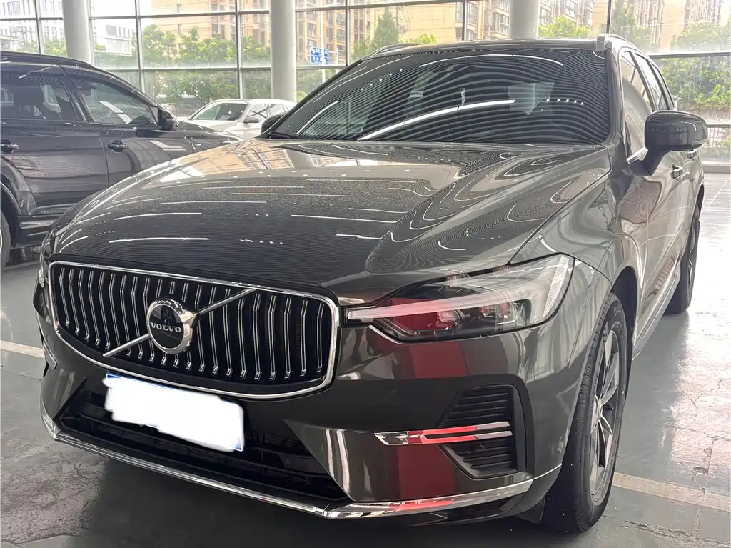 Volvo XC60 2022 — фото 1