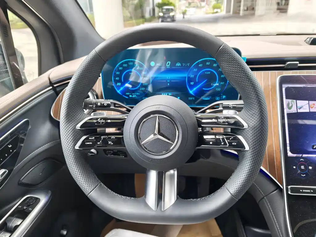 Mercedes-Benz EQE SUV 2025 — фото 19