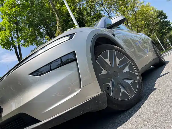 Tesla Model Y L 2025