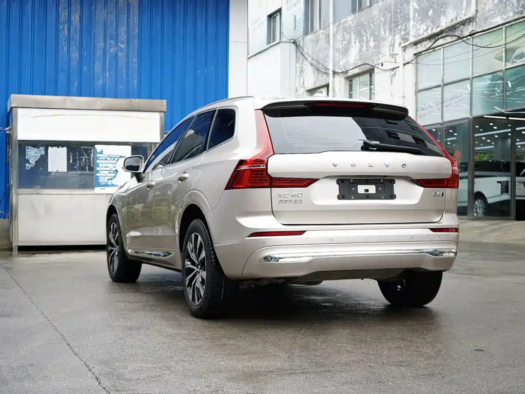 Volvo XC60 2023 — фото 9
