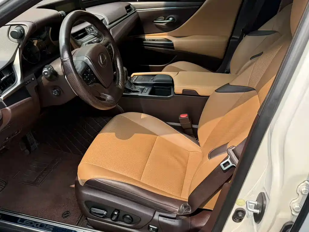 Lexus ES 2019