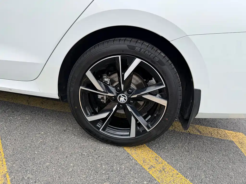 Skoda Octavia 2023 — фото 11