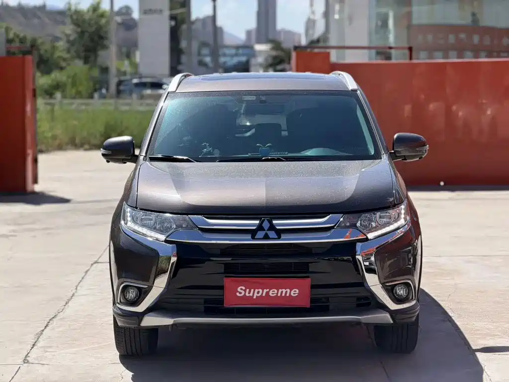 Mitsubishi Outlander 2018 — фото 2