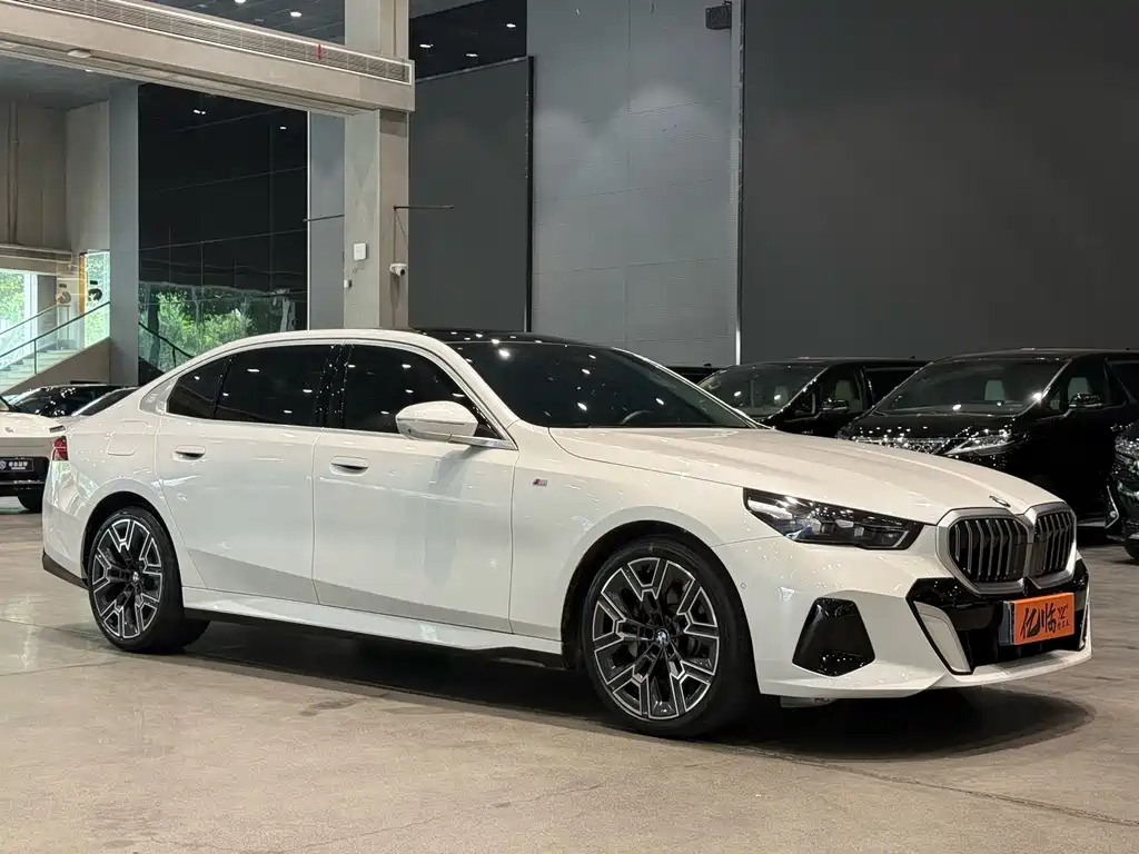 BMW 5 Series 2024 — фото 3