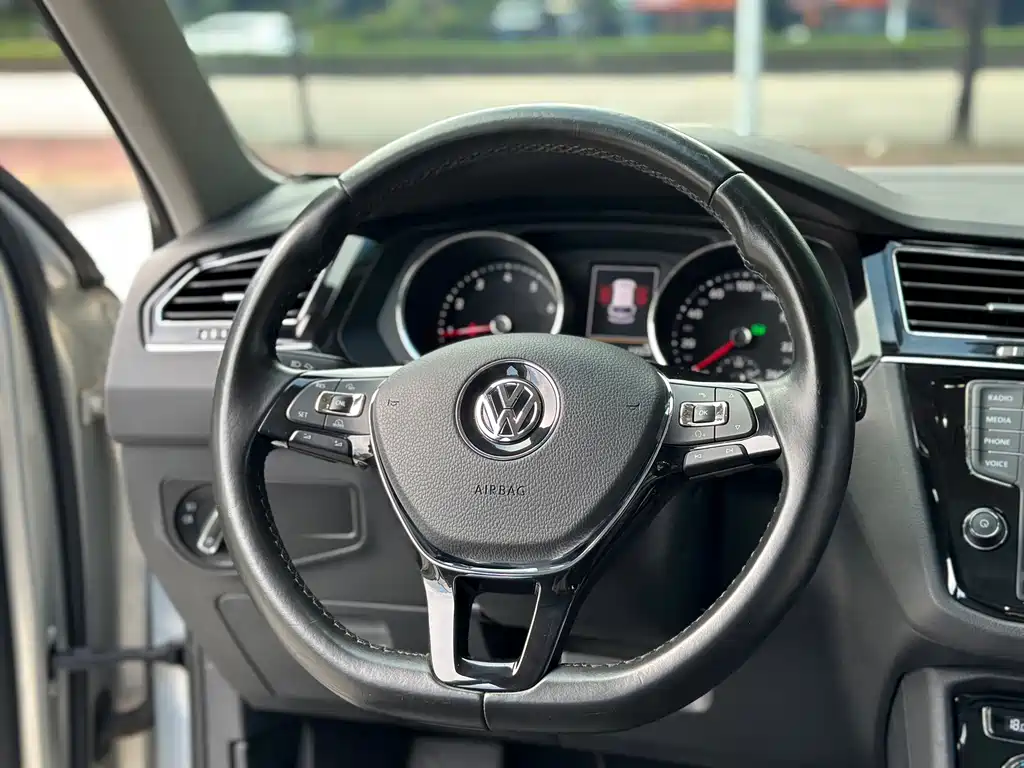 Volkswagen Tiguan L 2018 — фото 12