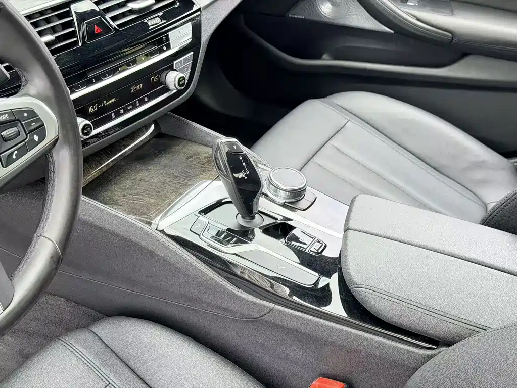 BMW 5 Series 2018 — фото 18