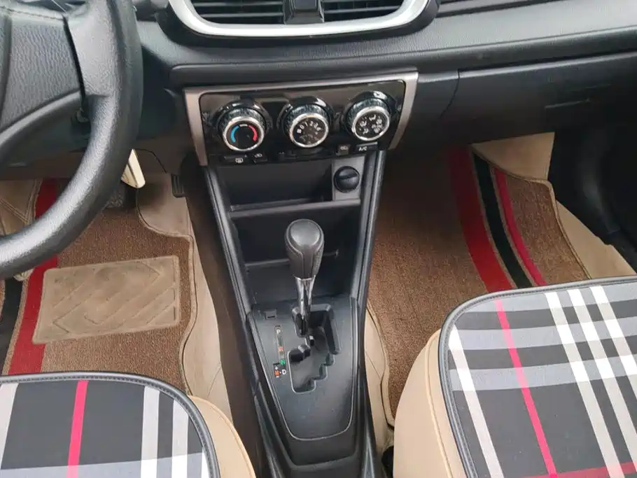 Toyota Yaris L 2018 — фото 16