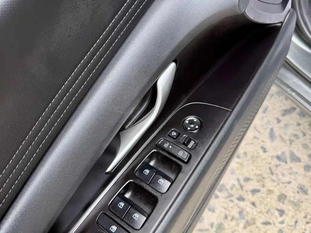 Hyundai Elantra 2023 — фото 16