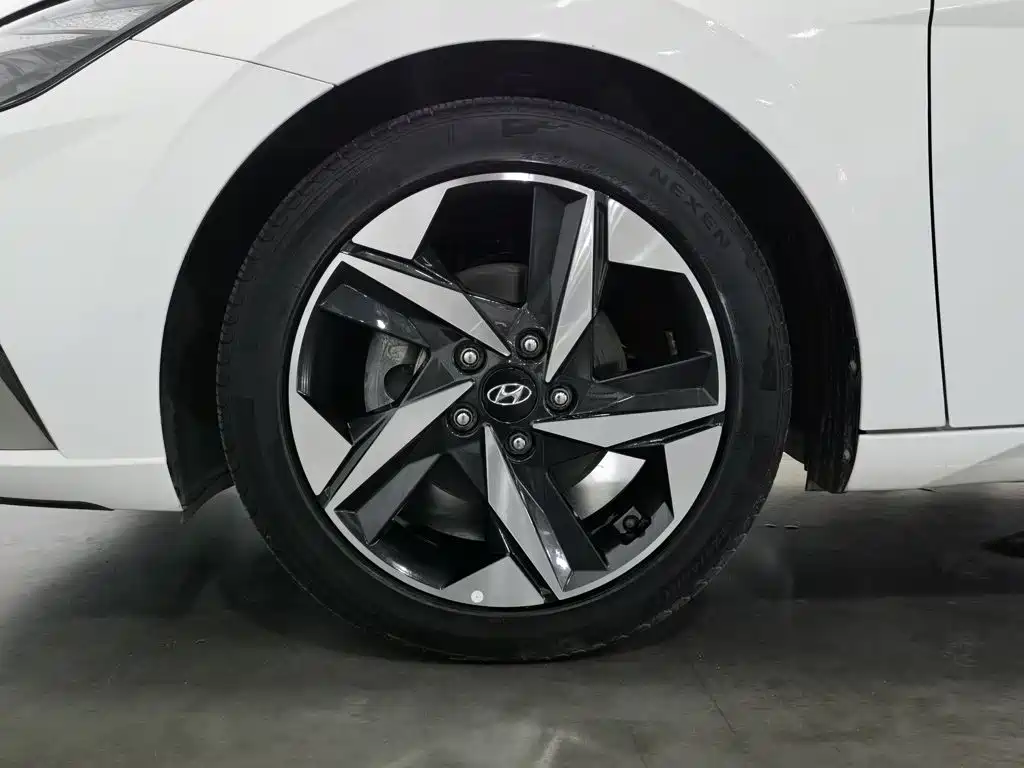 Hyundai Elantra 2022 — фото 17