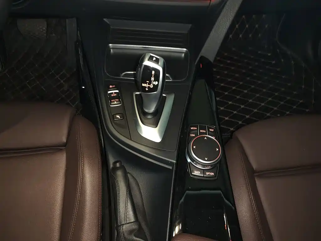 BMW 3 Series 2019 — фото 10