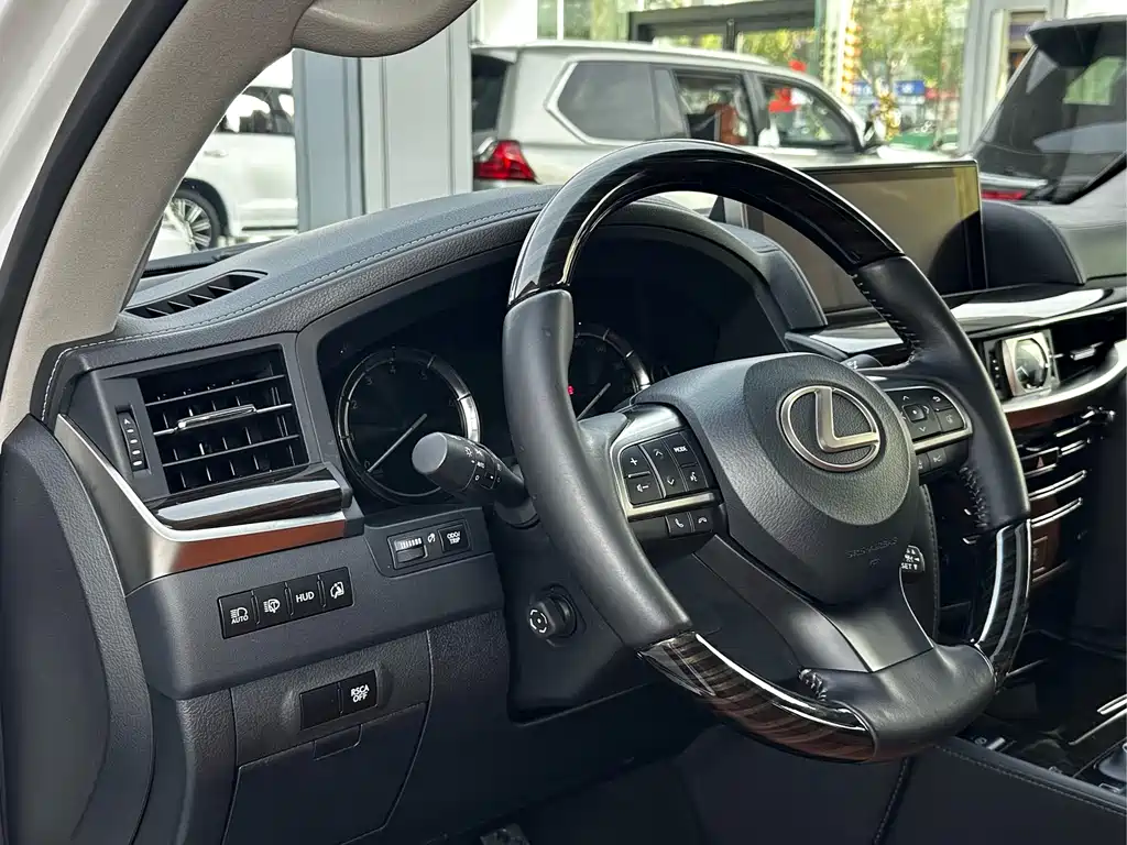 Lexus LX 2019 — фото 16