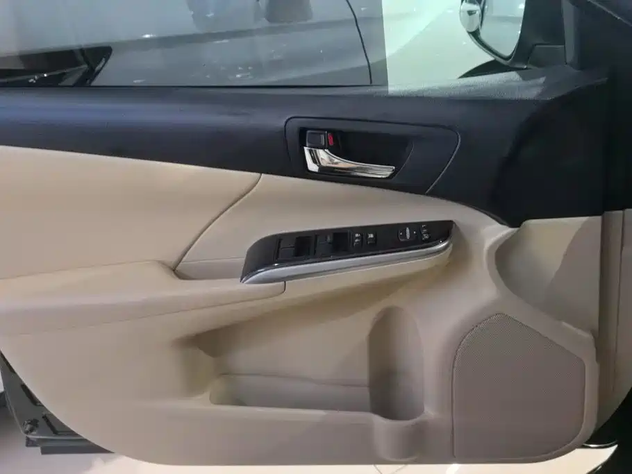 Toyota Camry 2015 — фото 7
