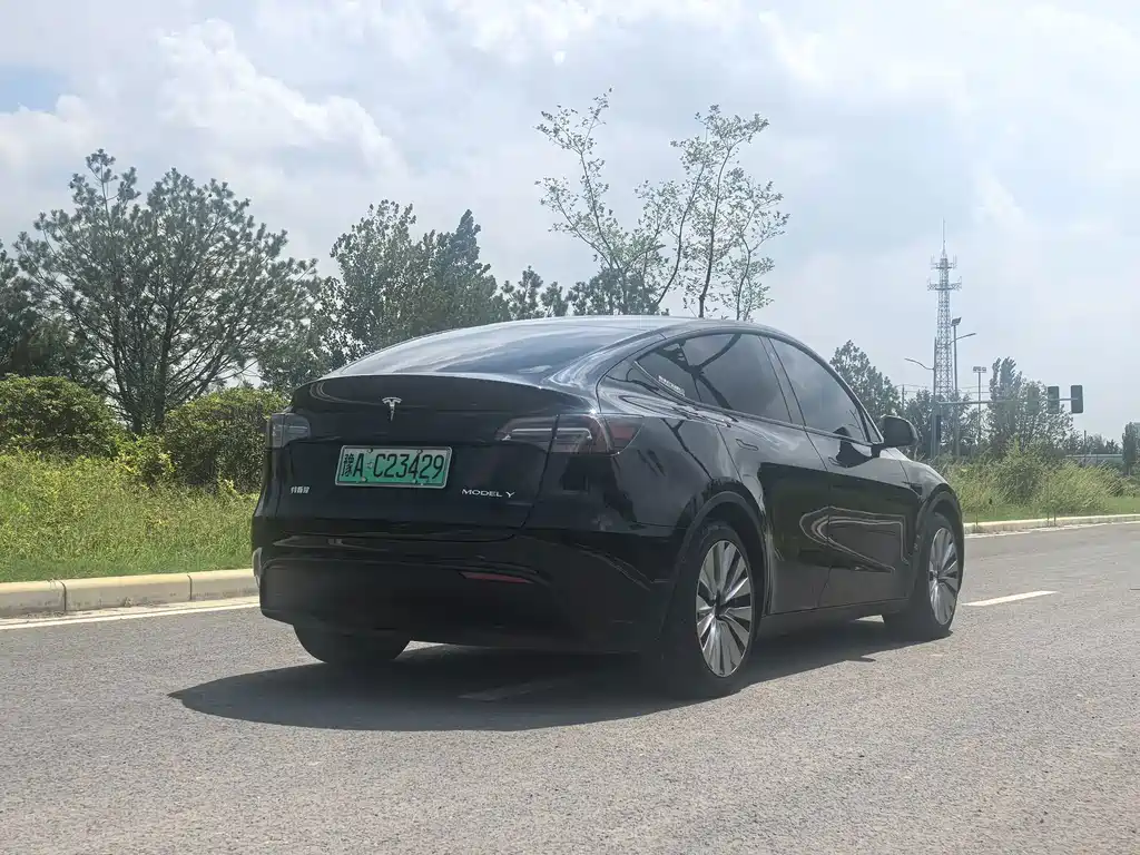 Tesla Model Y 2023 — фото 9
