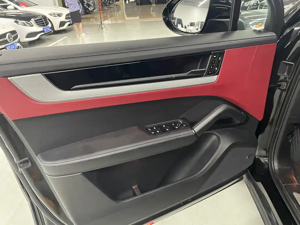 Porsche Cayenne Hybrid 2025
