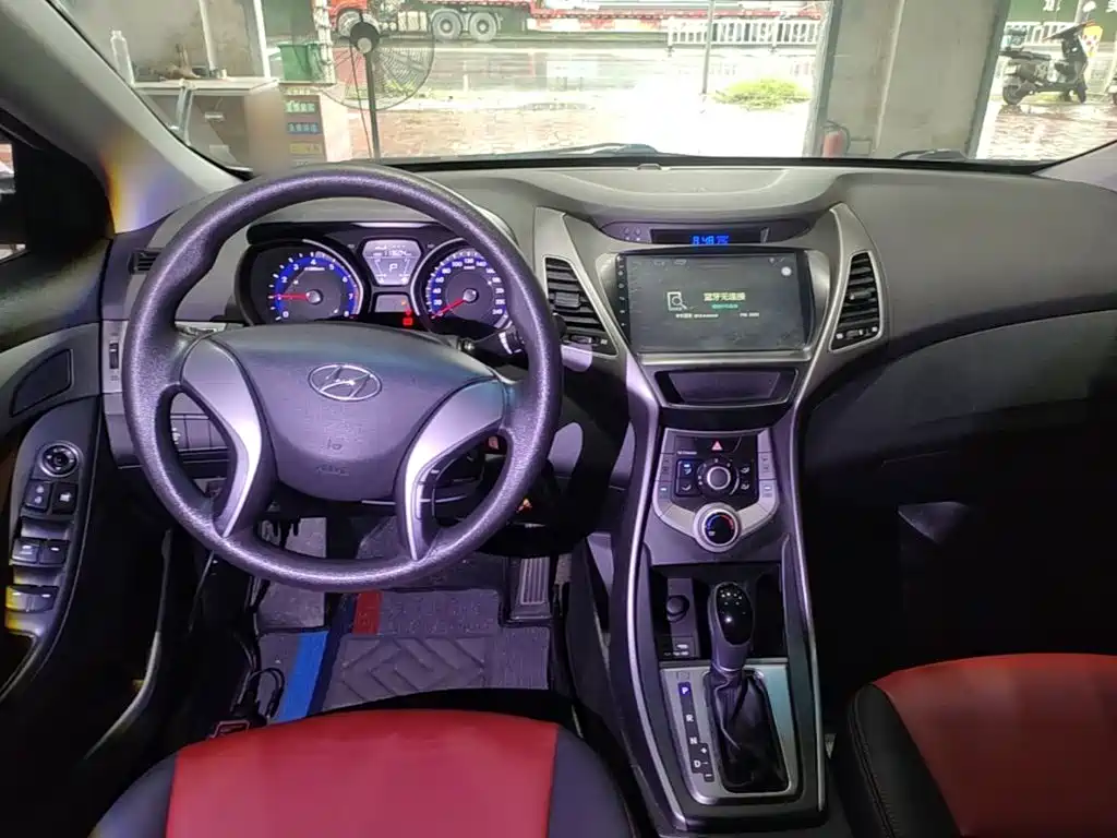 Hyundai Elantra 2017 — фото 10