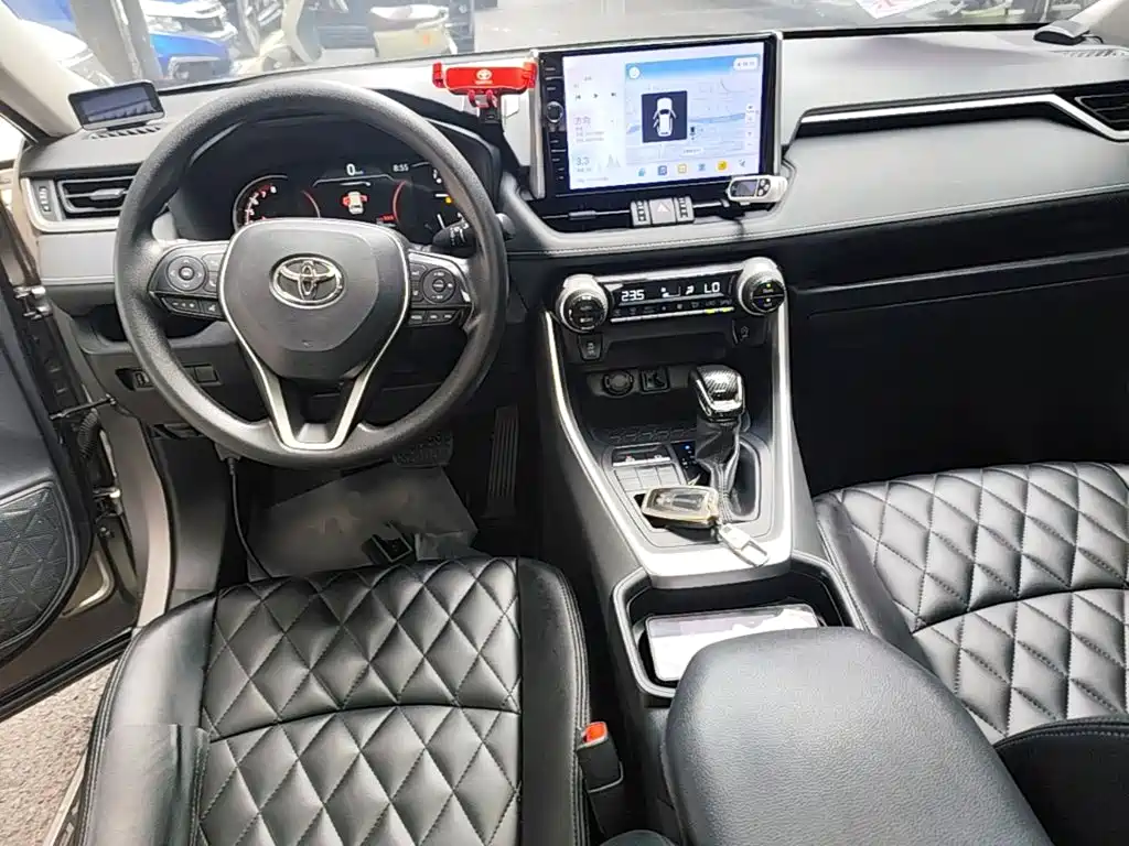 Toyota RAV4 2021 — фото 10